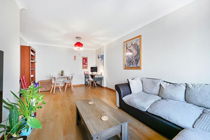 2 Bedroom Flat For Sale In Waterford Court, W13
