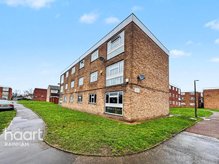 2 Bedroom Apartment For Sale In Nazeing Walk, Rainham, RM13