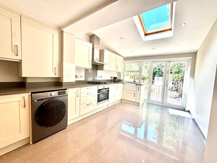 3 Bedroom Flat To Rent In Stanhope Road, London, N12