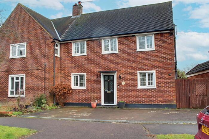 3 Bedroom Semi-Detached House For Sale In Frowyke Crescent, South Mimms, EN6
