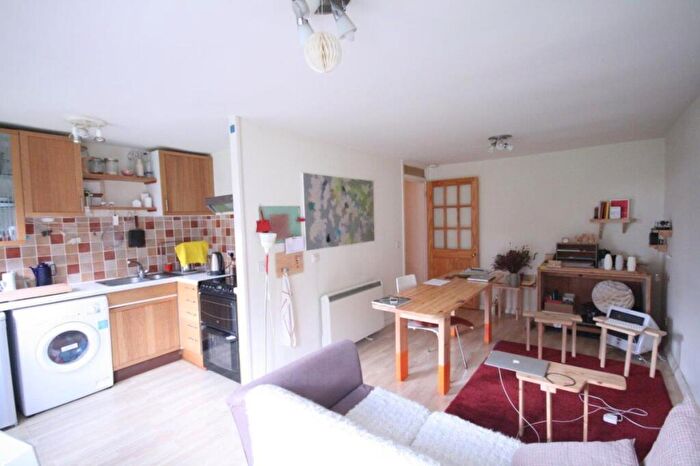 1 Bedroom Flat To Rent In Riverside Close, Clapton, E5