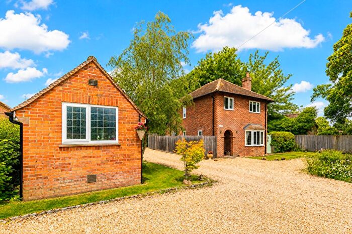 3 Bedroom Detached House For Sale In School Road, Compton, Newbury, Berkshire, RG20