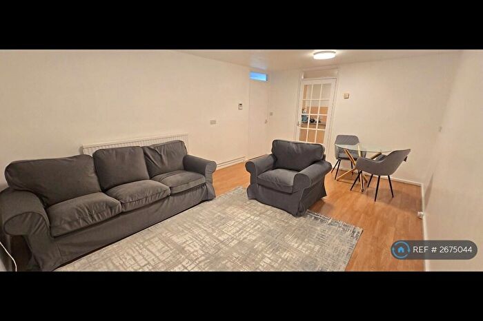 2 Bedroom Flat To Rent In Lovell Park Hill, Leeds, LS7