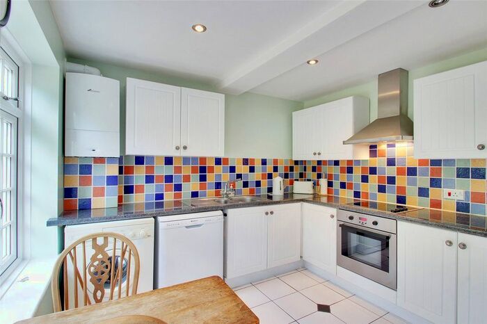 2 Bedroom Flat To Rent In Langton Road, Tunbridge Wells, Kent, TN4