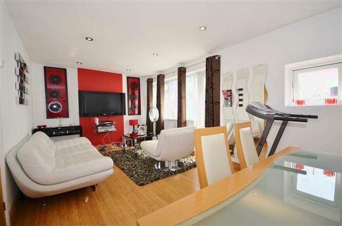 2 Bedroom Apartment To Rent In Seafield Road, London, N11