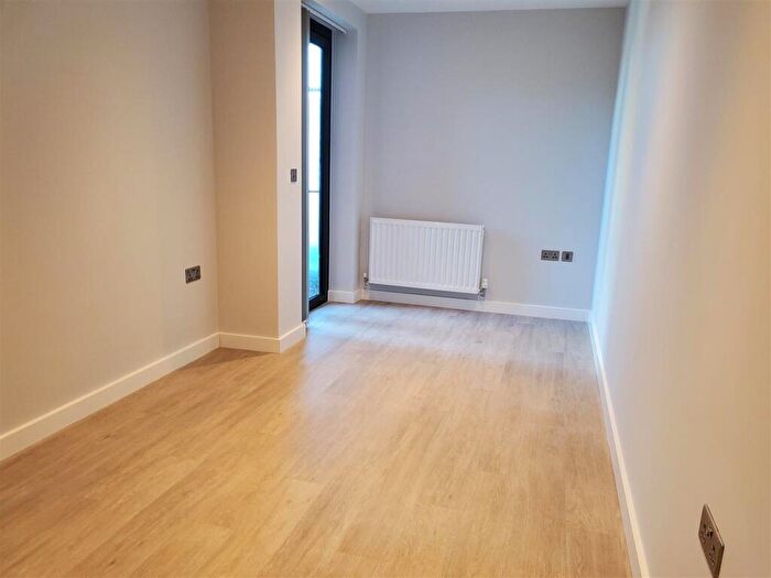 1 Bedroom Apartment To Rent In - Geoge Lane, South Woodford, London, E18