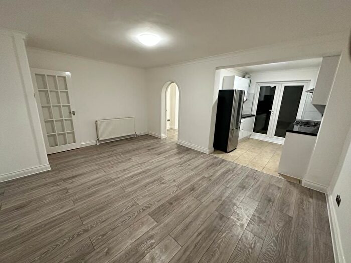 2 Bedroom Flat To Rent In Gruneisen Road, London, N3