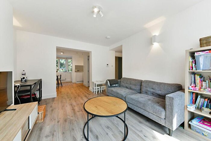 2 Bedroom Flat To Rent In Kew Bridge Court, London, W4