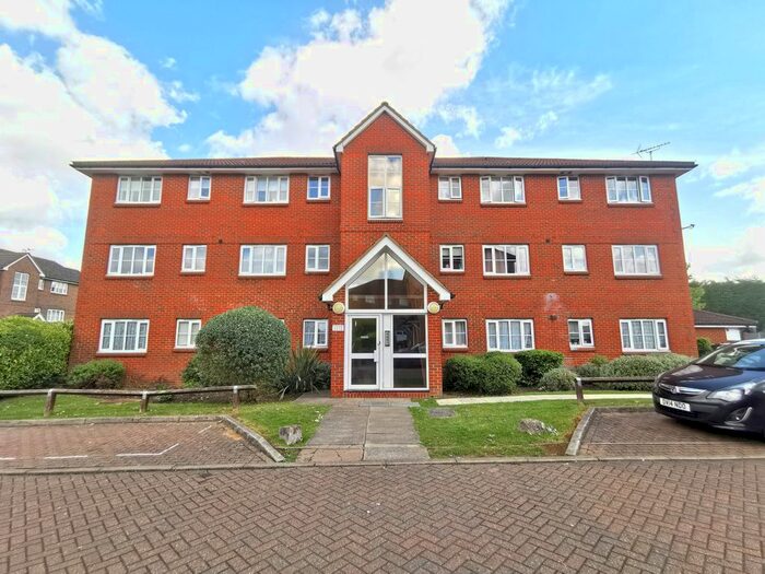 2 Bedroom Flat To Rent In Kensington Way, Borehamwood, WD6