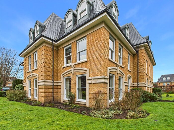 3 Bedroom Flat To Rent In Elm House, Teddington, TW11