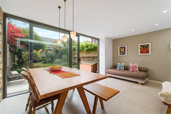 2 Bedroom House For Sale In Lawford Road, London, N1