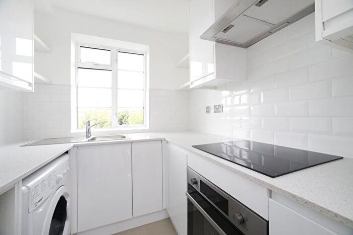 2 Bedroom Flat To Rent In Hamlet Court, Hamlet Gardens, W6