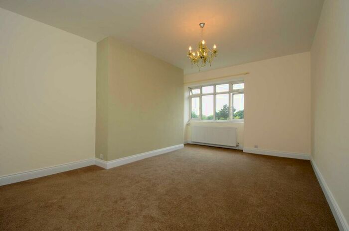 4 Bedroom Apartment To Rent In Brondesbury Park, Willesden Green, NW6