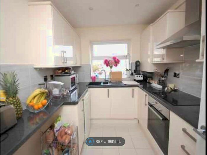 2 Bedroom Flat To Rent In Shenfield, Shenfield, CM15