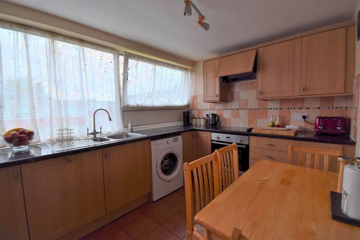 2 Bedroom Flat To Rent In Boxgrove Avenue, Guildford, GU1