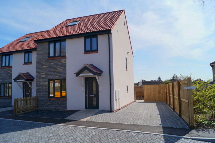 4 Bedroom Town House To Rent In Strawberry Gardens, Cheddar, BS27