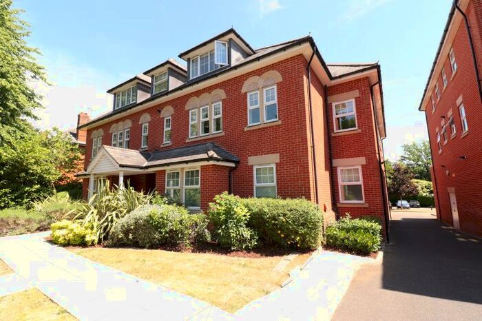 2 Bedroom Flat To Rent In Wey Court, Woking, GU22