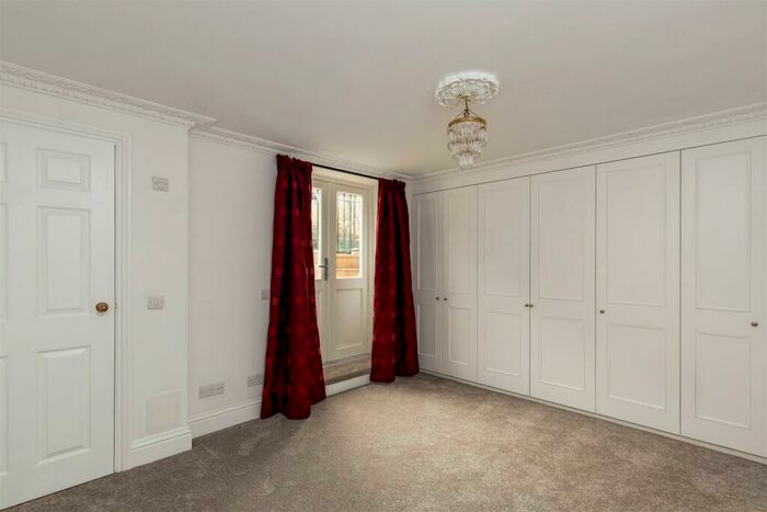 3 Bedroom Flat To Rent In Mortlake High Street, SW14