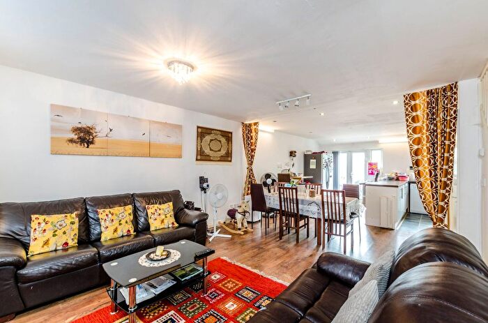 4 Bedroom Semi-Detached House For Sale In Eton Avenue, Wembley, HA0