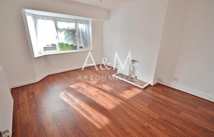 2 Bedroom Maisonette To Rent In Caernarvon Drive, Clayhall, IG5