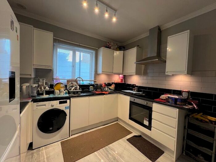 3 Bedroom Flat To Rent In Hanwell, W7