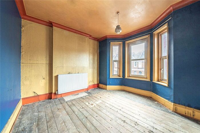 2 Bedroom Flat For Sale In Cricklade Avenue, Streatham Hill, SW2