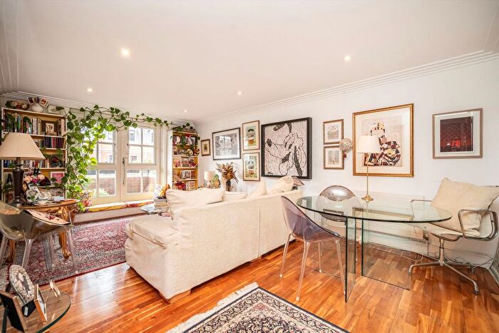 2 Bedroom Flat For Sale In Exchange Court, Covent Garden, WC2R