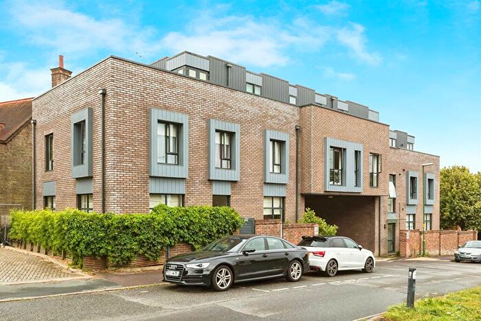 1 Bedroom Apartment To Rent In Syresham Gardens, Haywards Heath, RH16