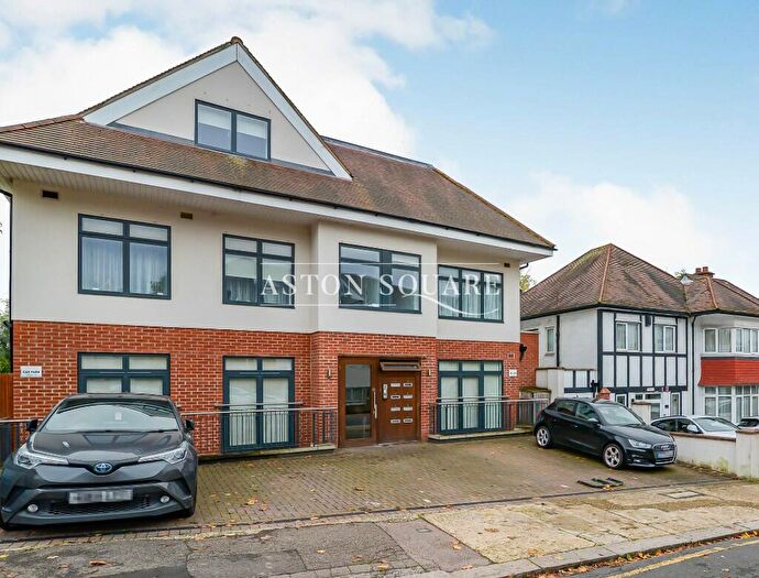 2 Bedroom Flat To Rent In Graham Road, London, NW4