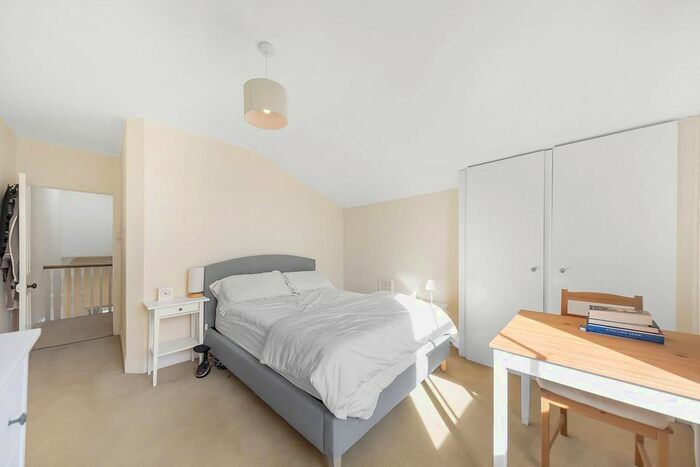 2 Bedroom Flat To Rent In Mayford Road, Balham, London, SW12