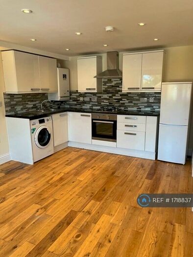 3 Bedroom Flat To Rent In Albert Road, St. Mary Cray, Orpington, BR5