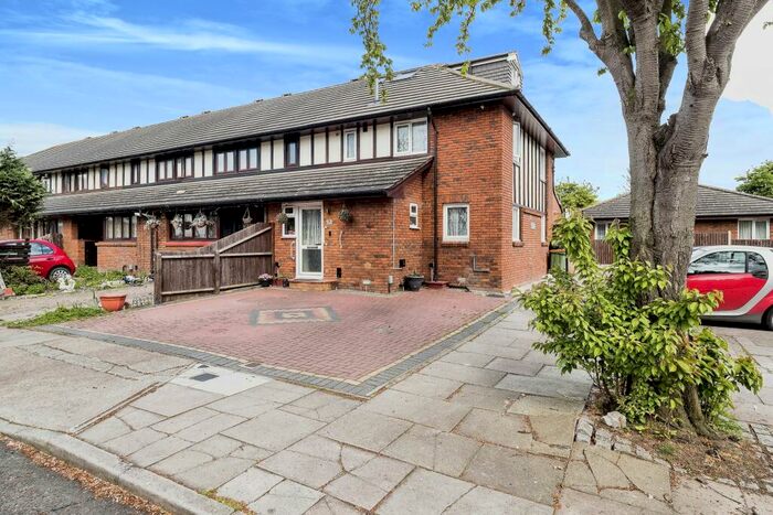 5 Bedroom End Of Terrace House To Rent In Tansy Close, London, E6