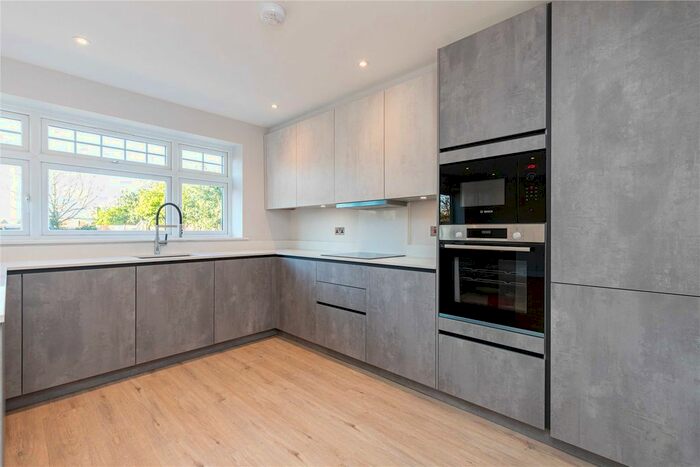 2 Bedroom Flat To Rent In Shoppenhangers Road, Maidenhead, Berkshire, SL6