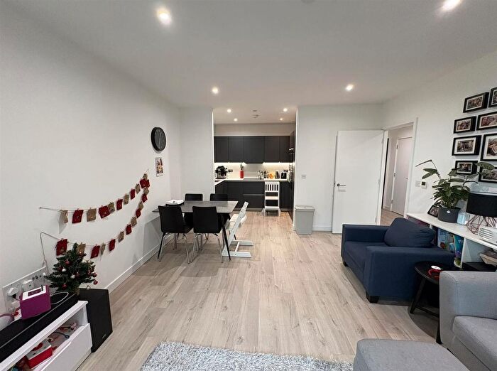 2 Bedroom Flat To Rent In Hartingtons Court, Coster Avenue, N4