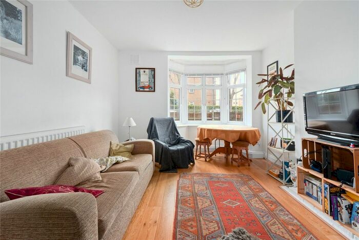 3 Bedroom Flat To Rent In Garratt Lane, London, SW17