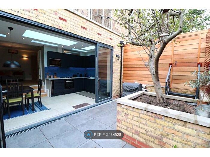 2 Bedroom Flat To Rent In London Fields, London, E8