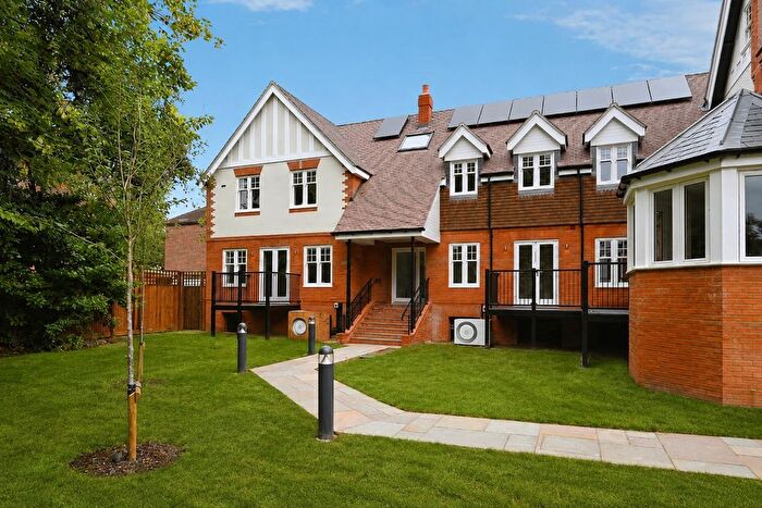 2 Bedroom Flat For Sale In Hermitage Place, Bath Road, Taplow, Maidenhead, SL6