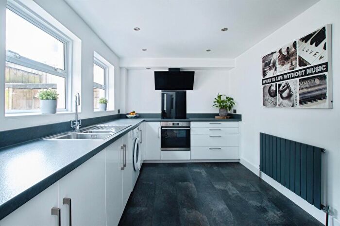 3 Bedroom End Of Terrace House For Sale In Moreys Close, West Lulworth, Wareham, BH20 - Photo 4