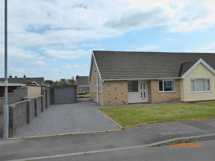 2 Bedroom Semi-Detached Bungalow To Rent In Heol Morfa Brenin, Johnstown, Carmarthen, SA31