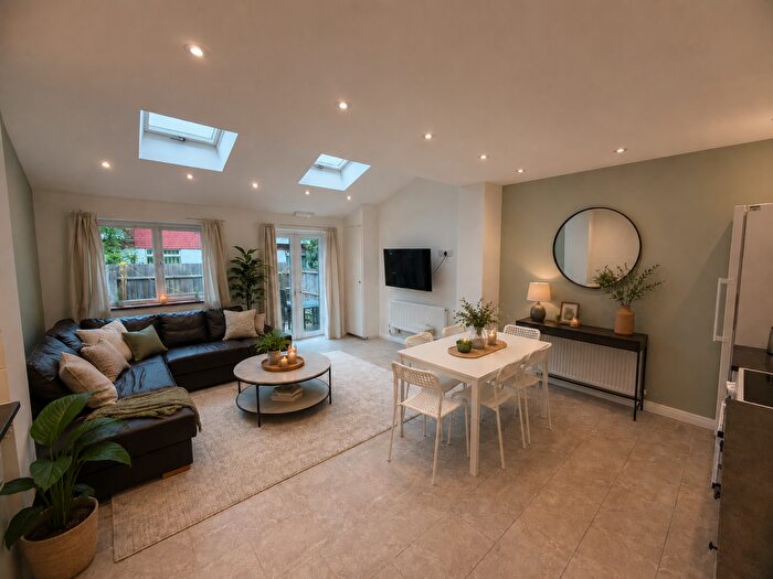 4 Bedroom House To Rent In Metchley Drive - Bed, Harborne, West Midlands, B17