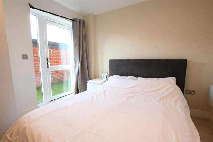 1 Bedroom Flat For Sale In Cleeve Road, Leatherhead, KT22
