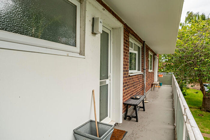 1 Bedroom Apartment For Sale In The Ridgeway, St. Albans, Hertfordshire, AL4