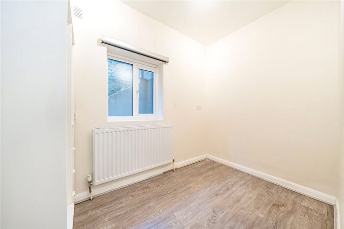 1 Bedroom Flat To Rent In Gleneldon Road, London, SW16