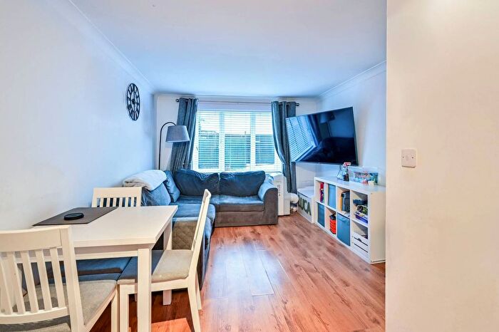 2 Bedroom Flat For Sale In Lower Guildford Road, Knaphill, Woking, GU21