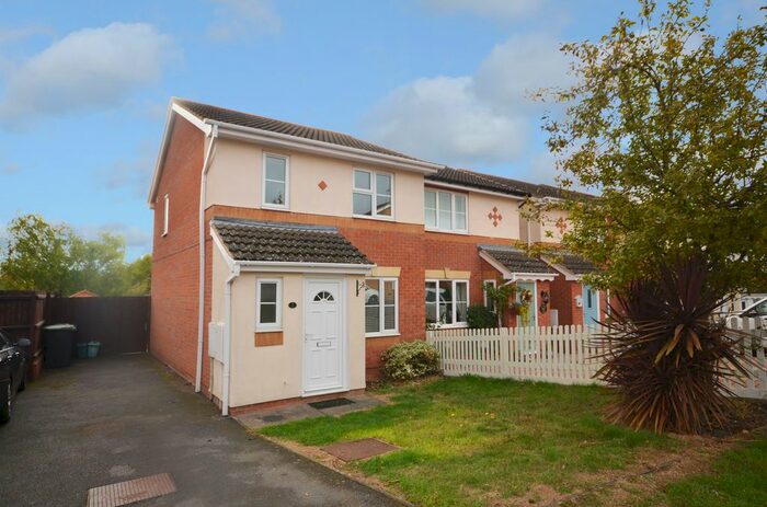 3 Bedroom Semi-Detached House To Rent In Ringwell Close, Irthlingborough, Northamptonshire, NN9