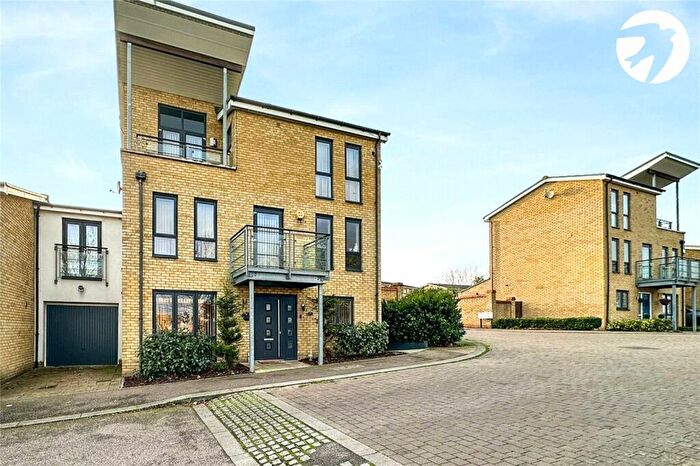 5 Bedroom Link Detached House For Sale In Waterstone Way, Greenhithe, Kent, DA9