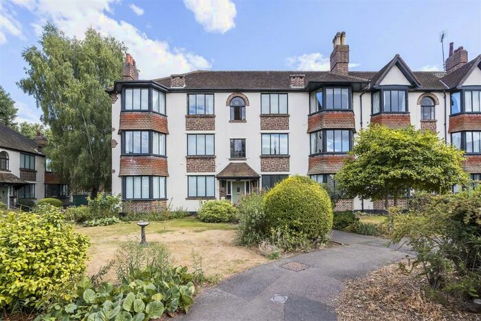 2 Bedroom Flat To Rent In Forest Court, Wanstead, E11