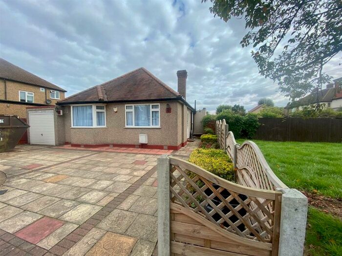 3 Bedroom Bungalow To Rent In Mahlon Avenue, Ruislip, HA4
