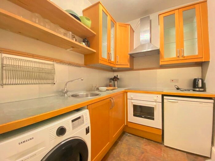 2 Bedroom Apartment To Rent In Hanley Road, Stroud Green, London, N4