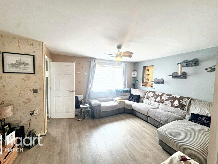 3 Bedroom Semi-Detached House For Sale In Lake Close, March, PE15